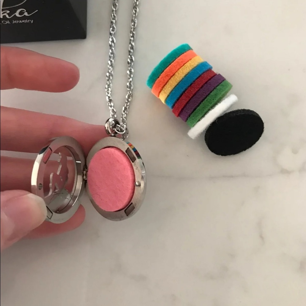 little Mermaid Ariel Essential Oil necklace - Picture 3 of 3